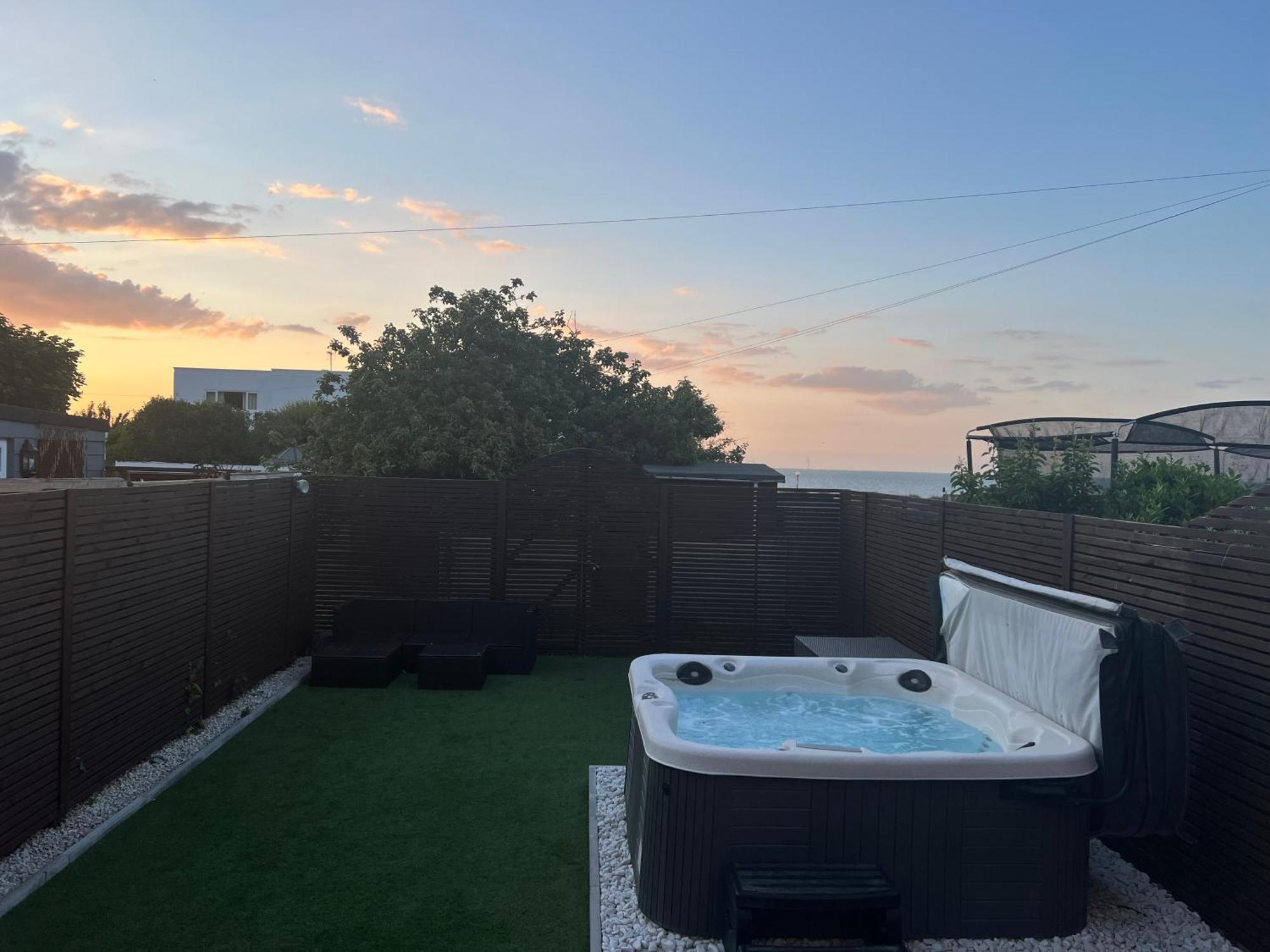 Broadway Beach Home With Hot Tub Herne Bay Exteriör bild